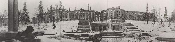 Большой Петергофский дворец, варварски разрушенный немцами». 