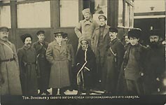 Тов. Зиновьев у своего вагона среди сопровождающего его караула.1918