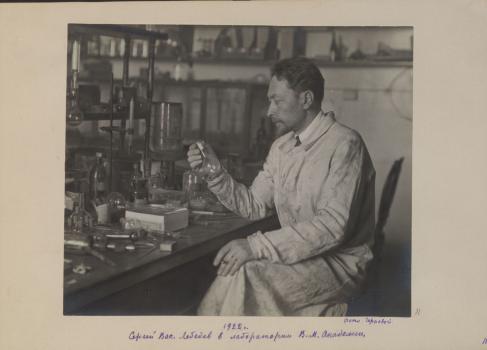 С. В. Лебедев в лаборатории Военно-медицинской академии. 1922. 