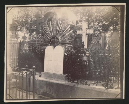 Надгробие М. И. Глинки на Тихвинском кладбище Александро-Невской лавры в Санкт-Петербурге. После 1888.