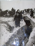 Женщины Ленинграда и области строят оборонительные укрепления в Ленинграде. 23 ноября 1941 г.