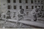 Восстановление жилого дома в Приморском районе бригадой плотников-бойцов Строительного батальона МПВО. Июль, 1944 г.