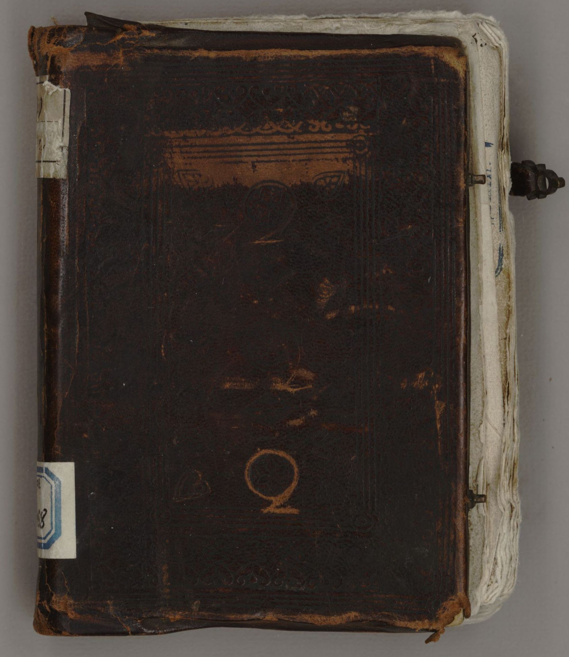 Первая л третья б. Верхняя крышка книги. Библия 16 века Московского скриптория. Старая электронная книга с крышками.