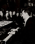 В. В. Софроницкий за роялем