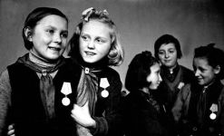 Ученицы 4-го класса, награжденные медалями «За оборону Ленинграда»