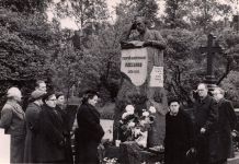 Курбатова И.Н., Семенова Е.Э. и др. сотрудники ГПБ  у могилы Г.В. и Р.М. Плехановых на Волковом кладбище. 1959.