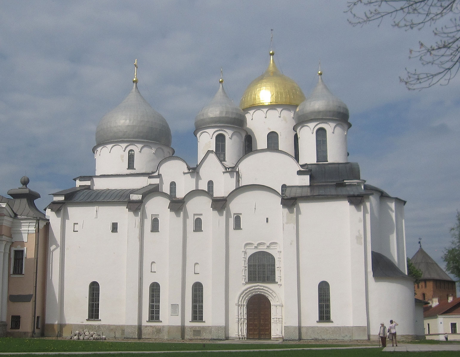 Южный новгород. Софийский собор в Новгороде. 1045—1050. Восточный фасад. София Новгородская, 1045–1050 фасад. Софийский собор в Новгороде Южный фасад. Деревянный Софийский собор в Новгороде 989.