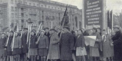 Участники митинга, состоявшегося в день закладки парка
