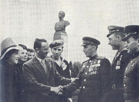 В. Н. Осипов в Московском парке Победы 15 мая 1948 г.