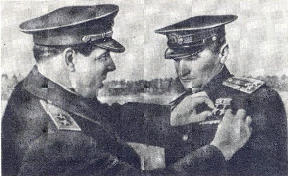 Вице-адмирал Н. К. Смирнов вручает В.И. Ракову вторую Золотую Звезду Героя. 1944 г.