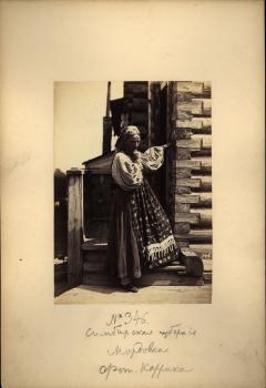 Каррик В. А. Мордовская девушка у крыльца. 1870-е