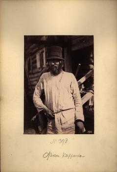 Каррик В. А. Поволжский крестьянин на фоне избы. 1870-е
