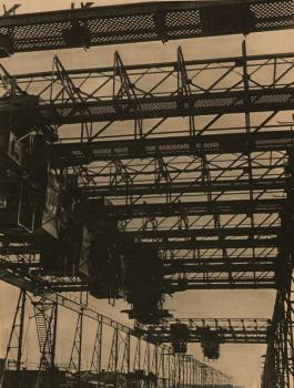 Штерцер Н.Н. Гигантский полутораметровый мостовой кран в Ленинградской лесоэкспортной гавани. Целиком изготовлен на ленинградских металлозаводах
