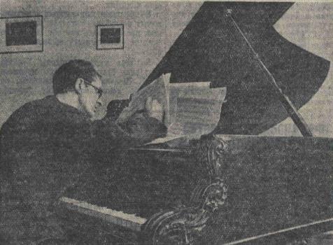 Штерцер Н.Н. На заводе поют песни своего композитора – рабочего Николая Голещанова.