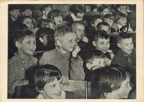 Штерцер Н.Н. Ленинград. Дети на спектакле в Кукольном театре : почтовая карточка