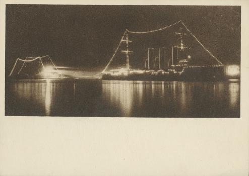 Штерцер Н.Н. Крейсер «Аврора» на Неве в октябрьские праздники (ночной снимок) : почтовая карточка