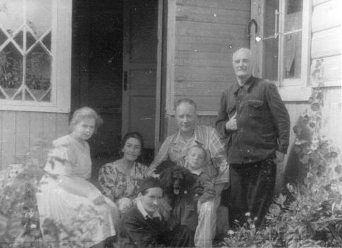 Груздевы со старшим братом Ильи Александровича Владимиром (крайний справа) на даче в Ушково (до 1948 г. – Тюрисевя). 1949 г. 