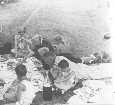 Груздевы с родными и друзьями на пикнике на реке Луга. Пос. Толмачево Ленинградской обл. Лето 1939  г.