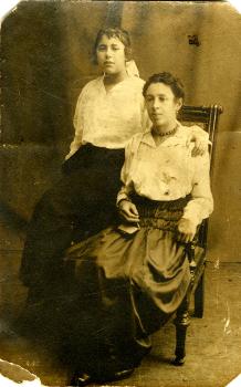 Любовь Романовна Грин и Мария Иосифовна (1904—1979) (мать и старшая сестра Ц. И. Грин)