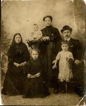 Семья Ц. И. Грин (около 1914 г.)