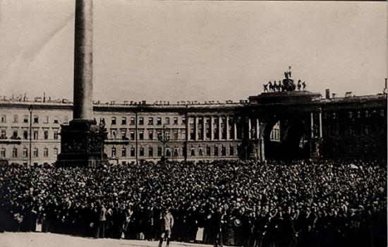 In front of the Winter Palace on the Day of the Declaration of War on July 20, 1914. Without place, without publisher, 1914. 